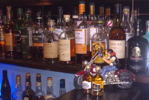 Eine kleine Auswahl an Whiskys in Scappatina die Bar
